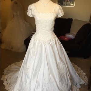 Brand New Wedding Dress Ami Lee 936. Ivory size 8